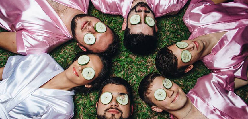 enoivado-noiva-decidiu-chamar-os-amigos-para-um-ensaio-fotográfico-de-casamento