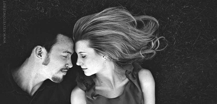 fotografia em preto e branco destaca emoções no dia do noivado