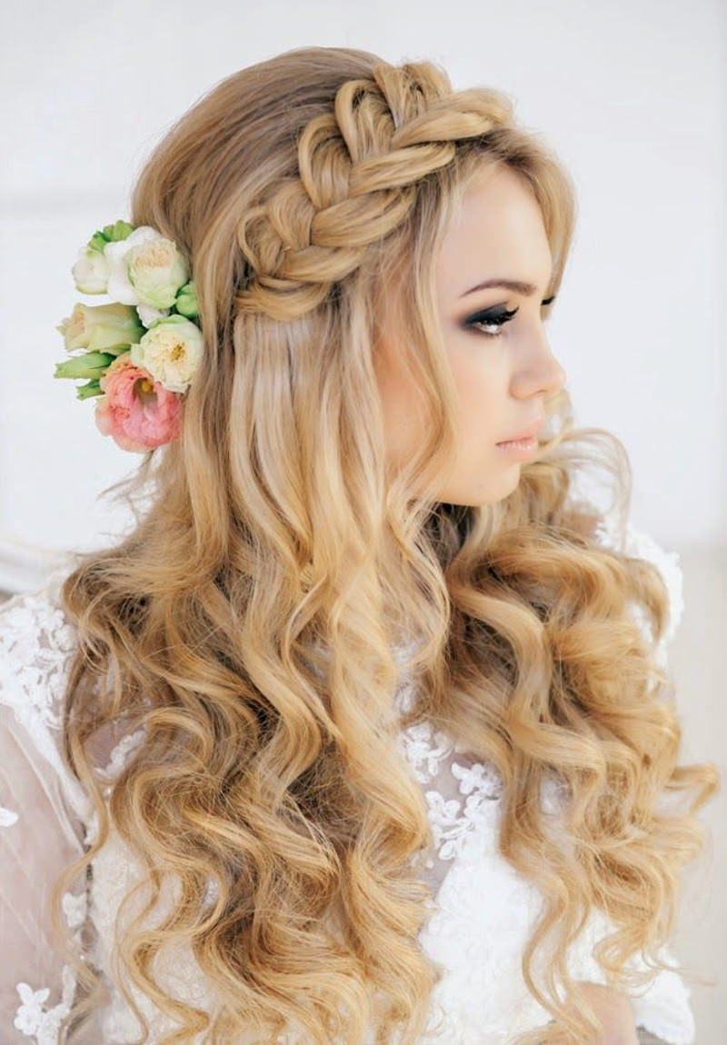 09 penteado-cachos-semipreso-flores-boho