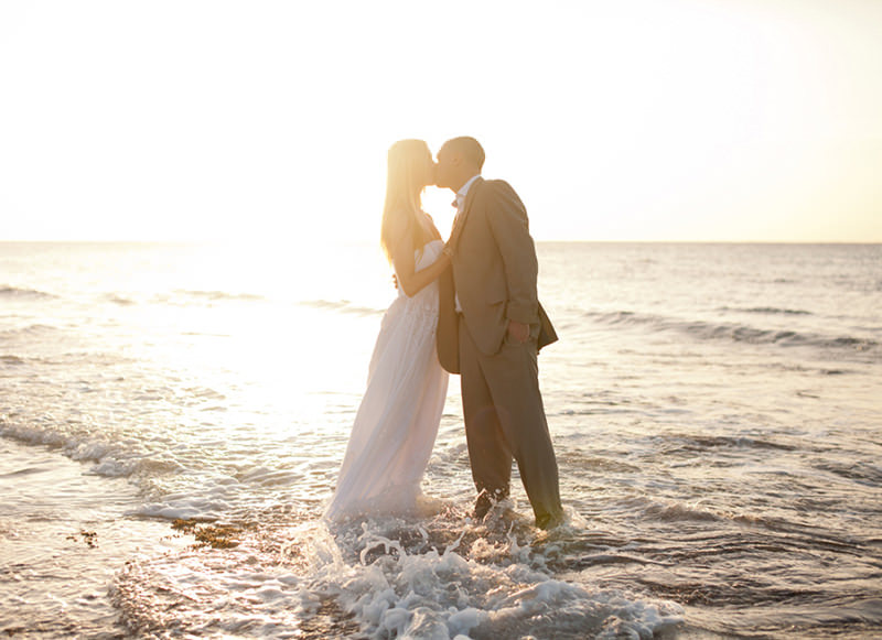 beijo-praia-casal-trash-the-dress