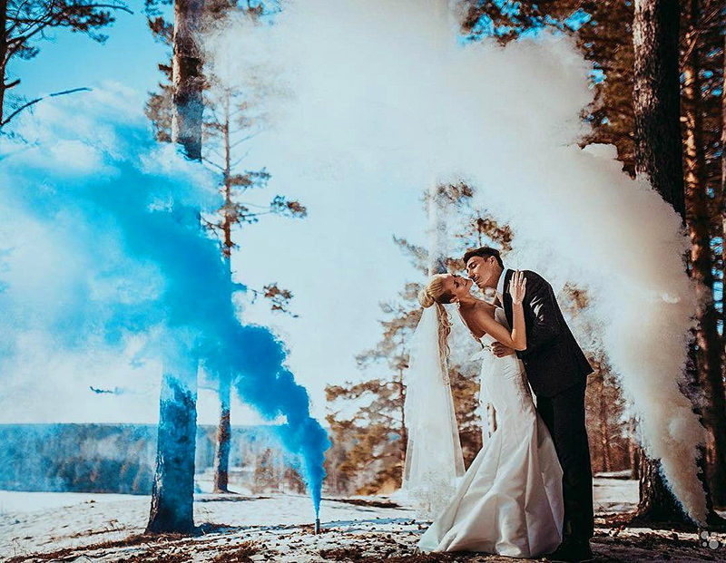 casal-fumaça-colorida-azul-branco-casamento