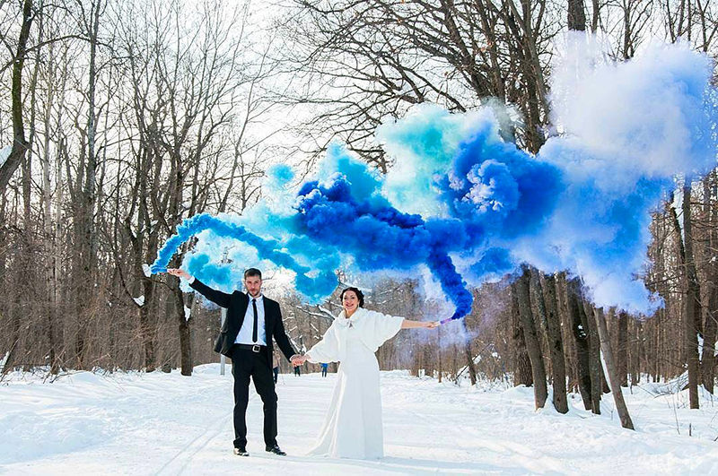 casal-noiva-noivo-casamento-fumaçca-colorida-neve