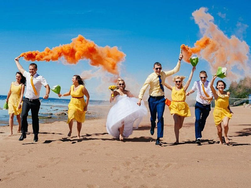 casamento-fumaça-colorida-praia