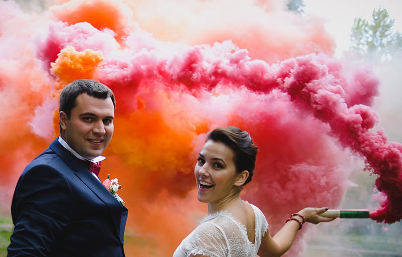 fumaça-colorida-casamento-casal-noivos