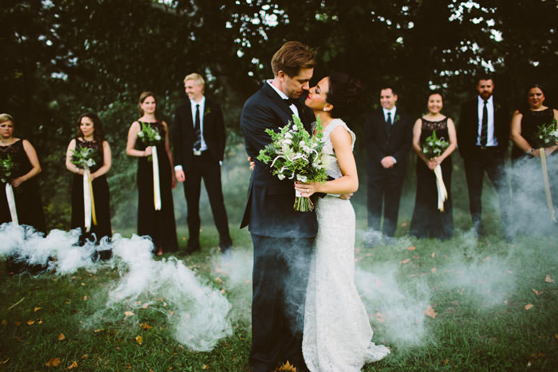 fumaça-colorida-casamento-casal-padrinhos