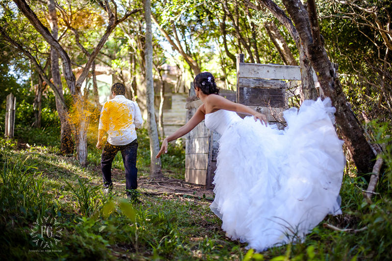 noiva-noivo-tinta-casal-ensaio-trash-the-dress