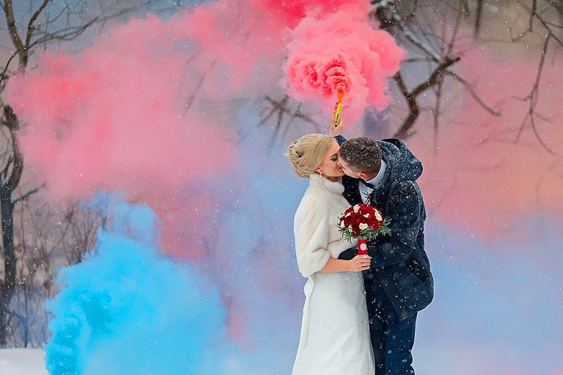 noivo-noiva-fumaça-colorida-casamento