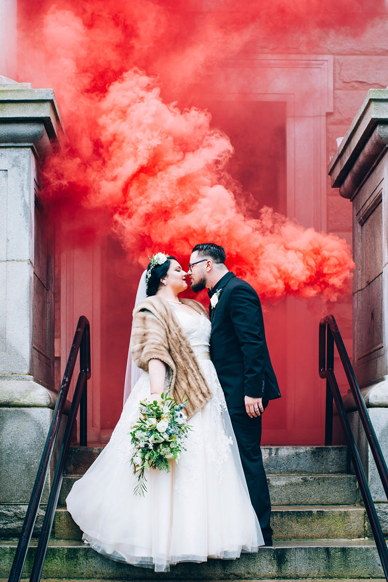 noivos-casamento-fumaça-colorida-smoke-bomb-red