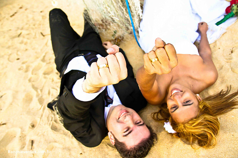 trash-the-dress-alianças-casal-praia