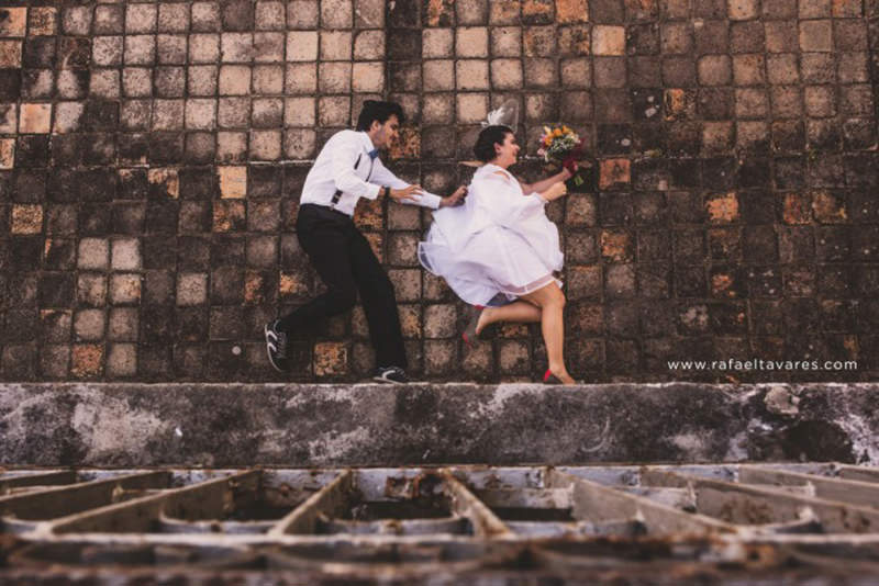 trash-the-dress-casal-noivo-noiva-deitados