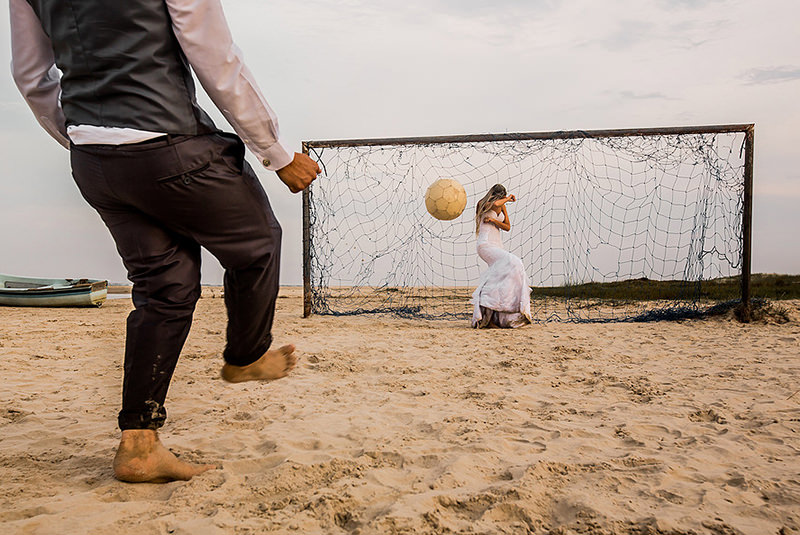 trash-the-dress-ensaio-casal-noivos-casamento-vestido-de-noiva-futebol-gol