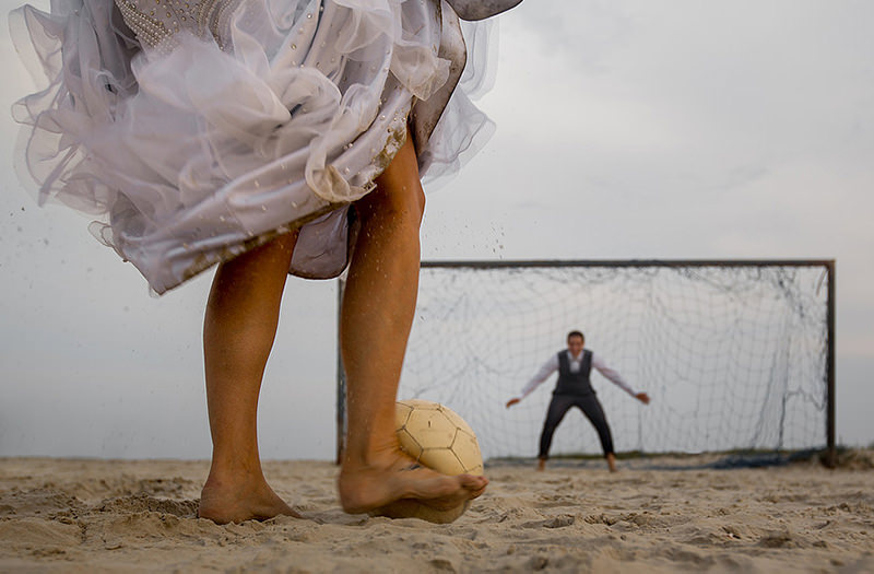 trash-the-dress-ensaio-casal-noivos-casamento-vestido-de-noiva-futebol-praia