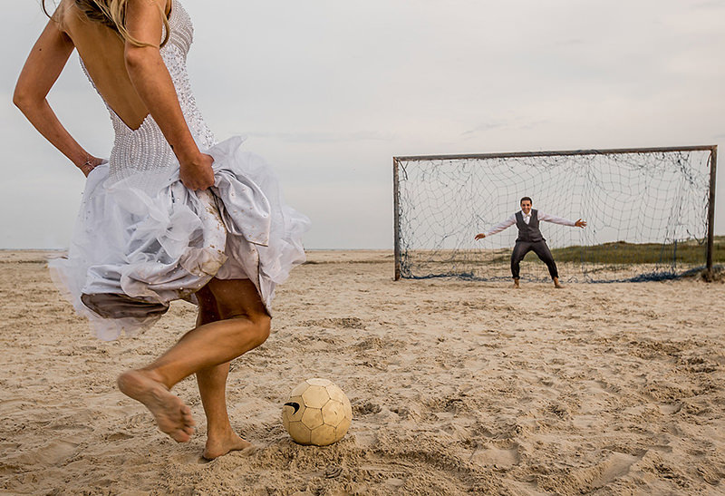 trash-the-dress-ensaio-casal-noivos-casamento-vestido-de-noiva-futebol