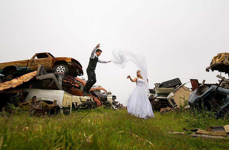 trash-the-dress-ferro-velho-ensaio-vestido-de-noiva-noivo