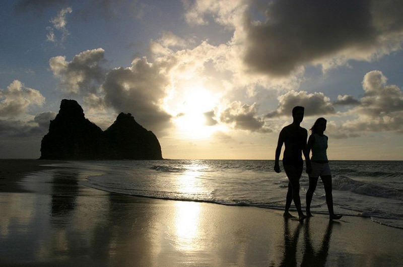 destinos-no-brasil-para-lua-de-mel-por-do-sol-na-baia-dos-porcos-fernando-de-noronha