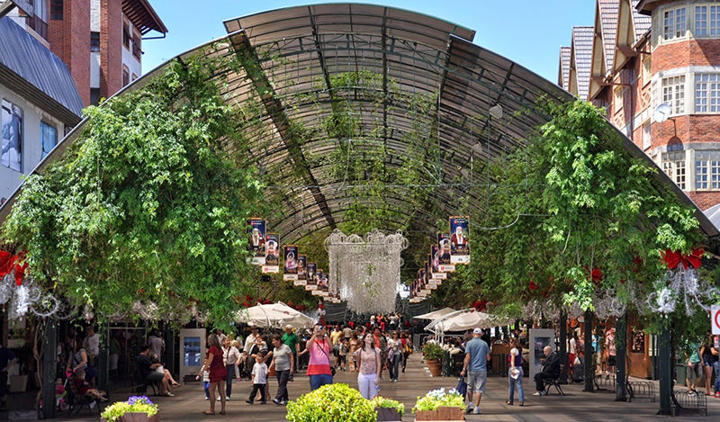 lua-de-mel-no-brasil-rua-coberta-gramado-rs