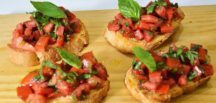 Receita: Bruschetta de tomate para servir no seu chá bar - eNoivado