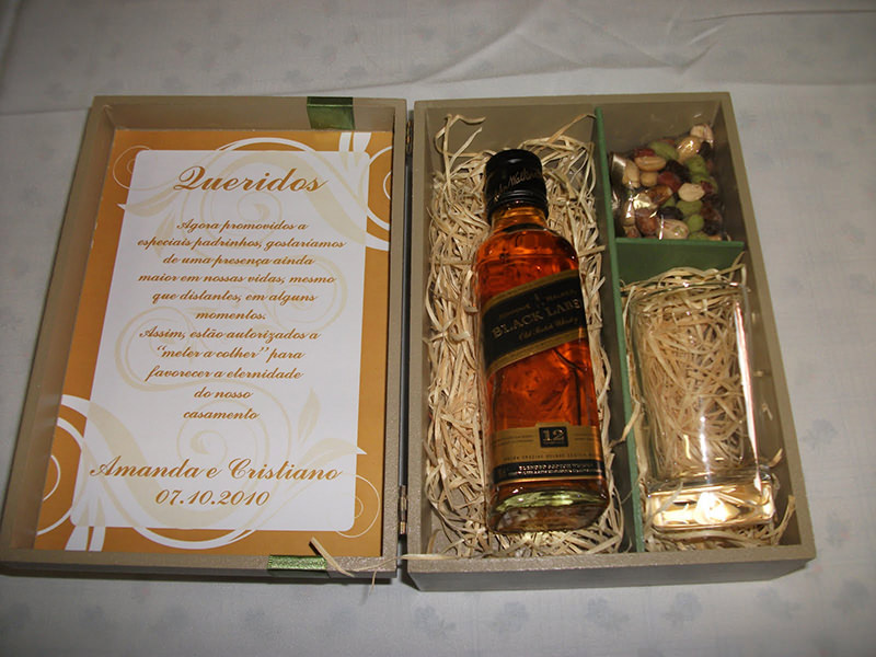tutorial-caixa-decorada-para-lembrancinha-dos-padrinhos-inspiracao-presente-whisky-e-copo