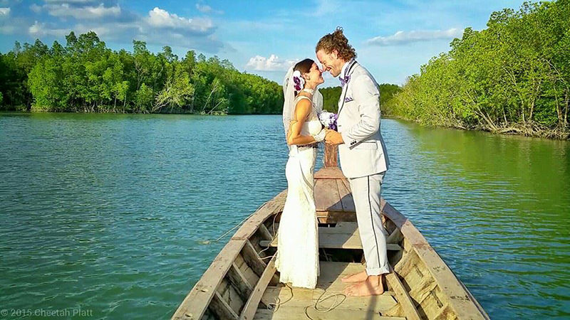 Noivos-se-casam-38-vezes-em-12-países-diferentes-barco-tailandia-8