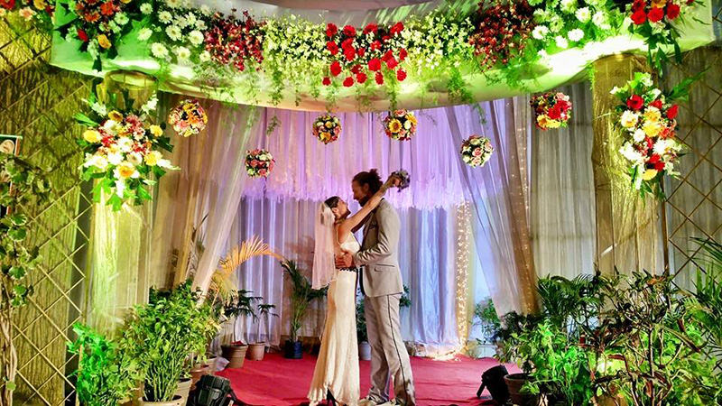 Noivos-se-casam-38-vezes-em-12-países-diferentes-mumbai-india-7