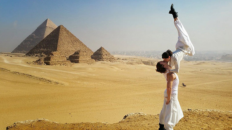 Noivos-se-casam-38-vezes-em-12-países-diferentes-piramides-egito-16