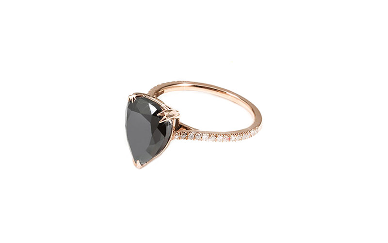 aneis-de-noivado-com-diamante-escuro-para-as-noivas-com-um-lado-negro-pear