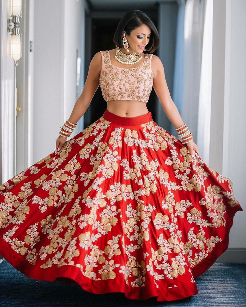 casamento-indiano-noiva-com-saree-vermelho-com-estampas