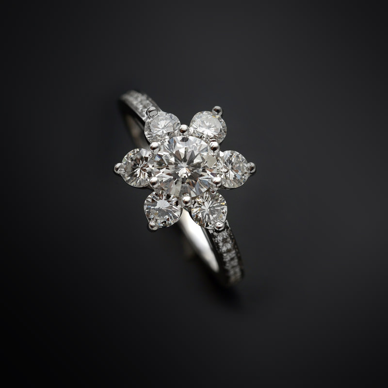 anel-de-noivado-ouro-branco-flor-diamantes