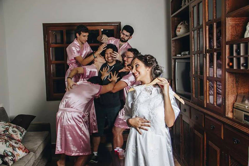 noiva-faz-ensaio-de-casamento-com-amigos