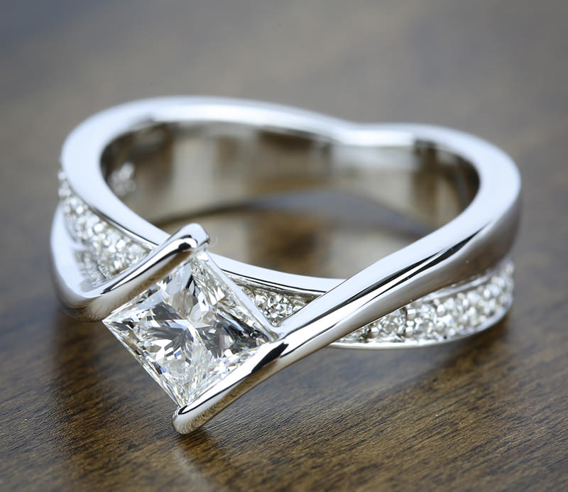 anel-de-noivado-diferente-ouro-branco-diamante