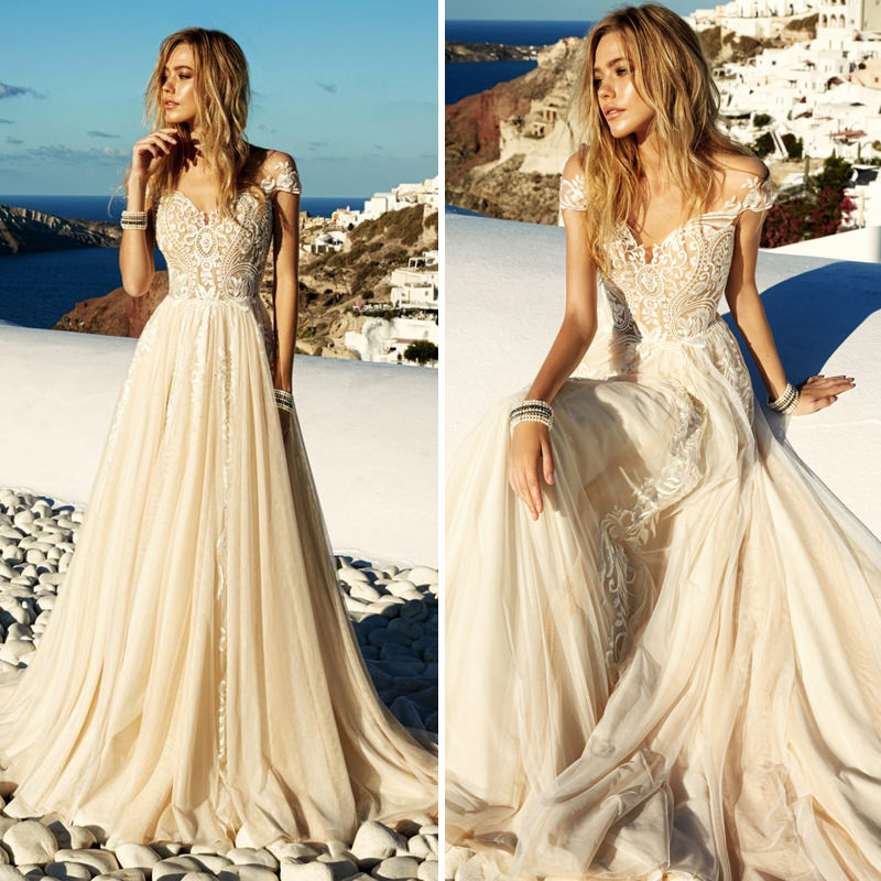 mulher usando vestido de noiva na praia 