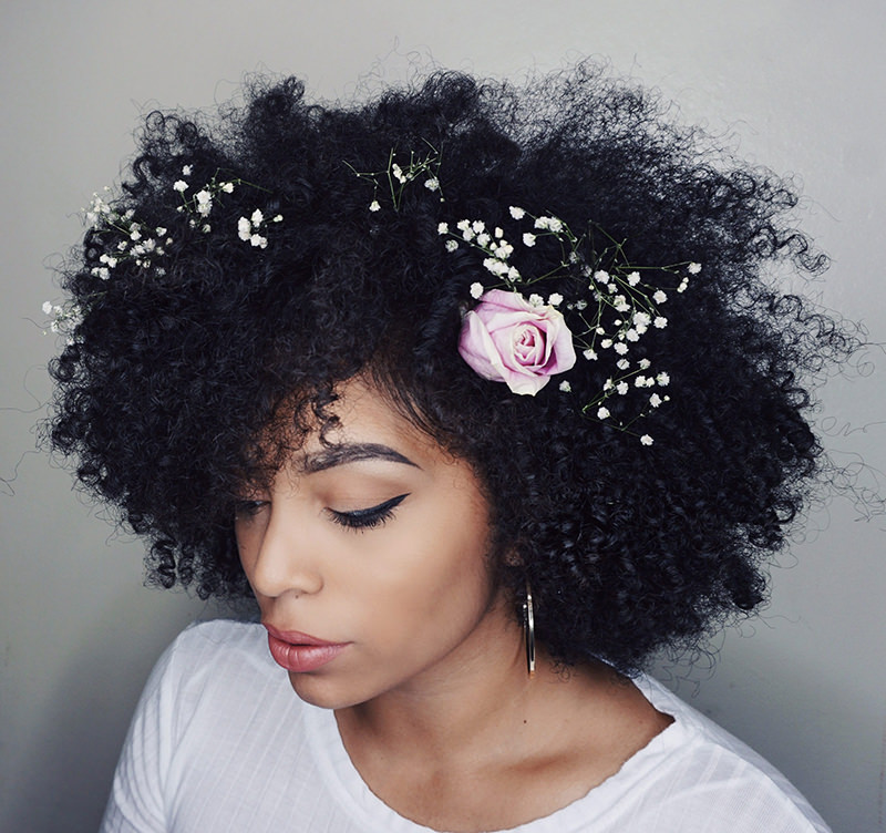 08-noiva-com-cachos-e-flores-no-cabelo