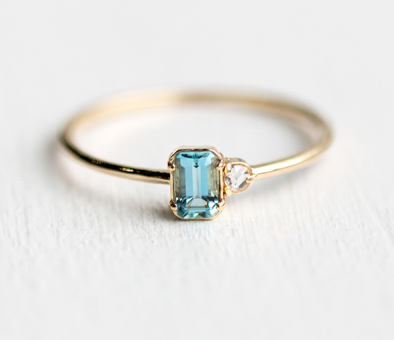 09-anel-de-noivado-simples-de-agua-marinha-e-diamante
