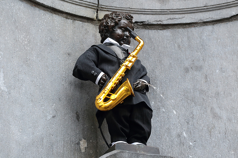 Manneken-Pis-Adolphe-Sax-passeio-lua-de-mel-em-bruxelas-belgica