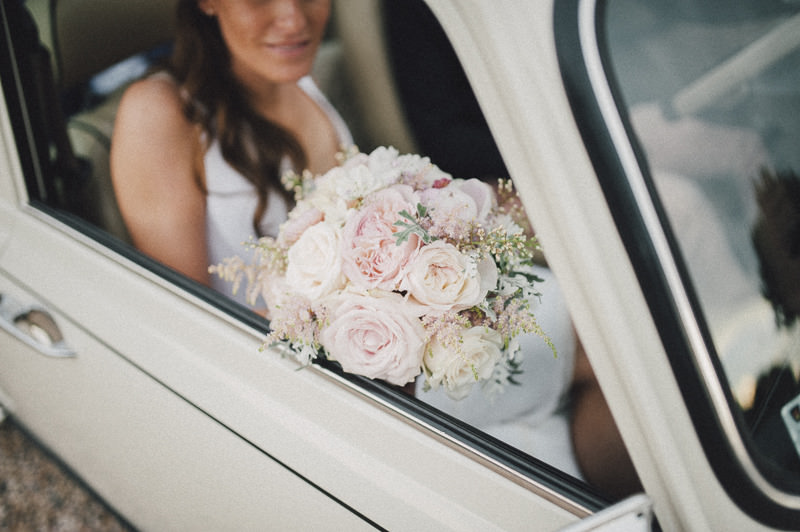 122-incriveis-fotos-de-casamento-que-parecem-obras-de-arte-casando-em-um-lugar-paradisiaco-momento-de-saida-da-noiva-do-carro-buque-emocao