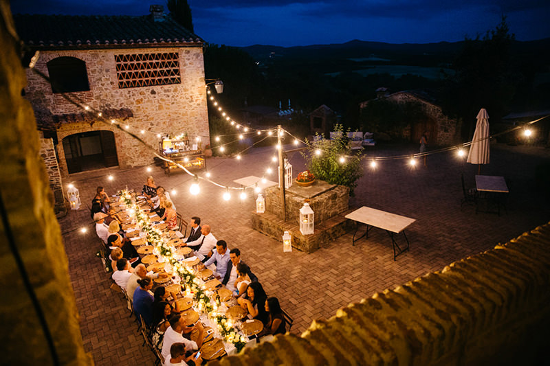  129-incriveis-fotos-de-casamento-que-parecem-obras-de-arte-casando-em-um-lugar-paradisiaco-mesa-dos-convidados