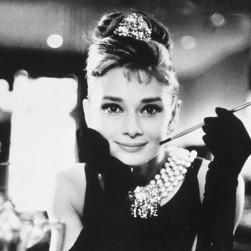 coisas-que-voce-não-sabia-sobre-as-perolas-historia-da-perola-bonequinha-de-luxo-audrey-hepburn