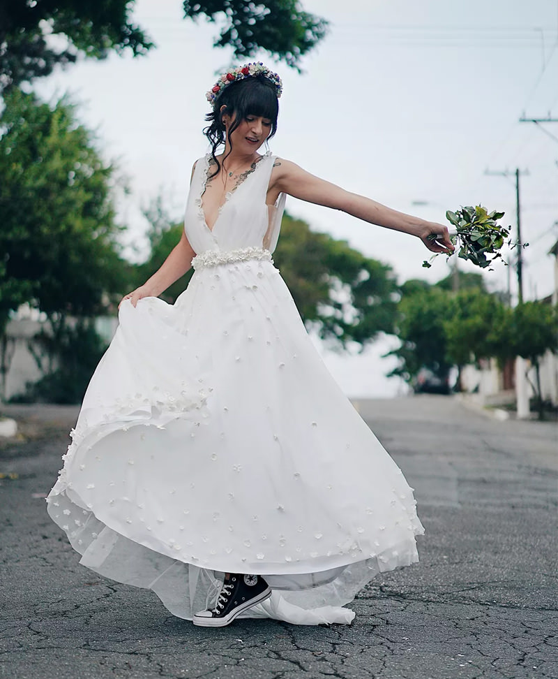 vestido de casamento com tenis