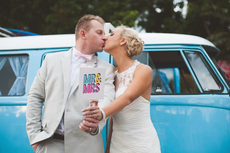 carro-de-casamento-retro-porque-nao-uma-kombi-casal-vintage