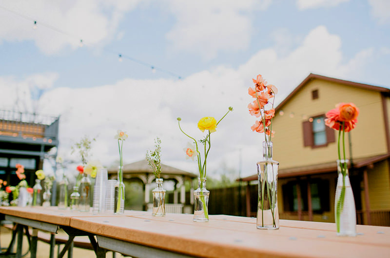 17-decoracao-de-casamento-garrafas-com-flores