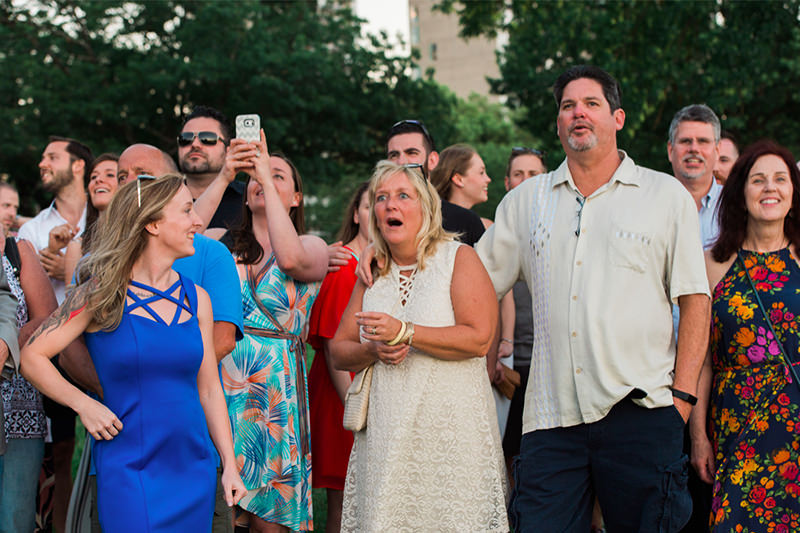 familia-reunida-para-casamento-no-parque