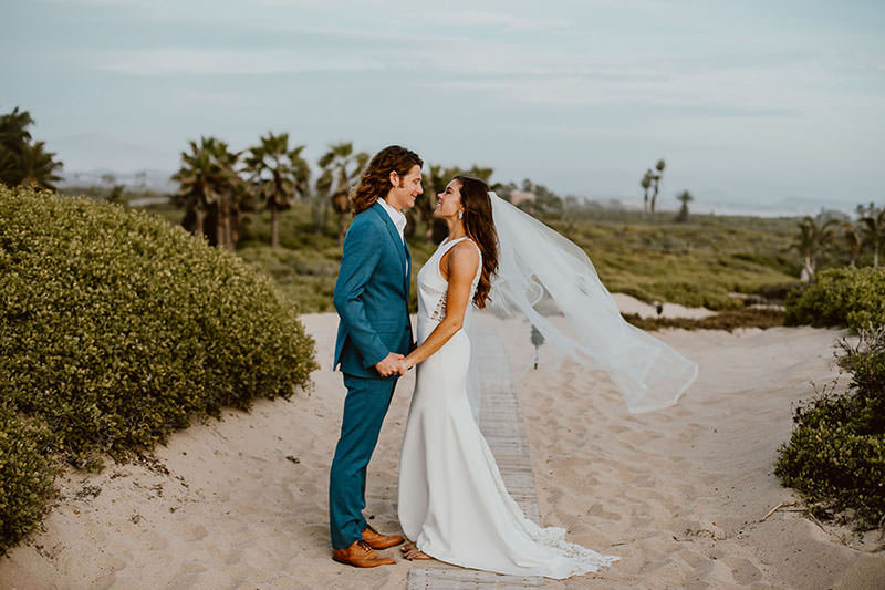 casamento-praia-look-do-noivo-e-vestido-da-noiva