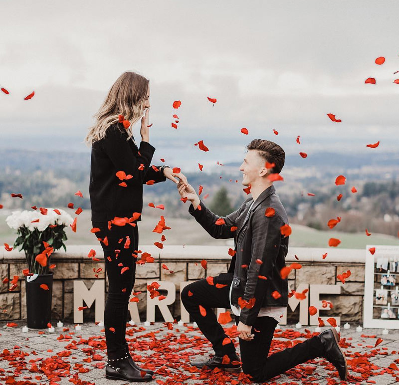 inspiracao-de-pedido-de-casamento-surpresa-com-chuva-de-petalas-de-rosas