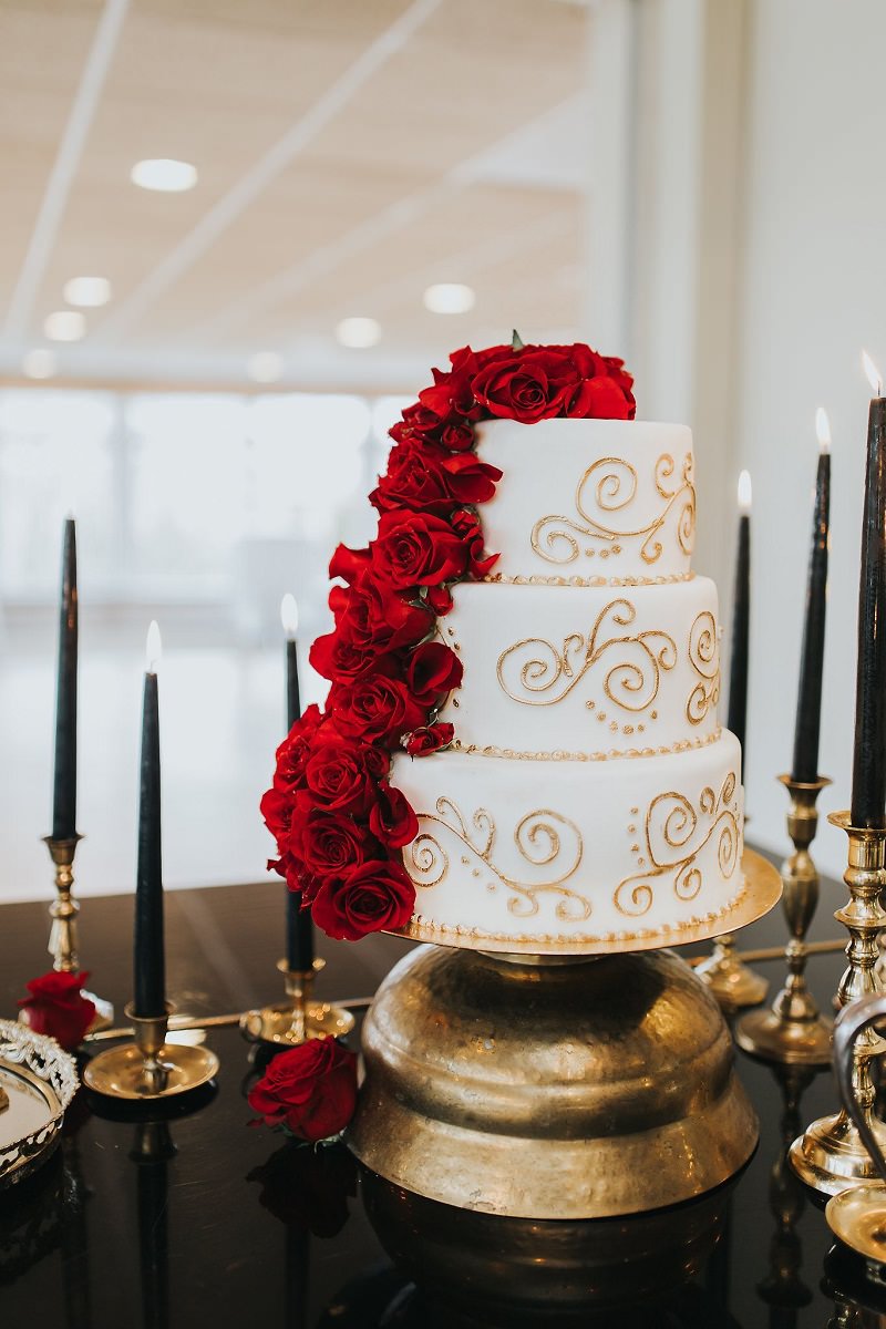 bolo-de-casamento-confeitado-com-detalhe-em-flores-vermelhas