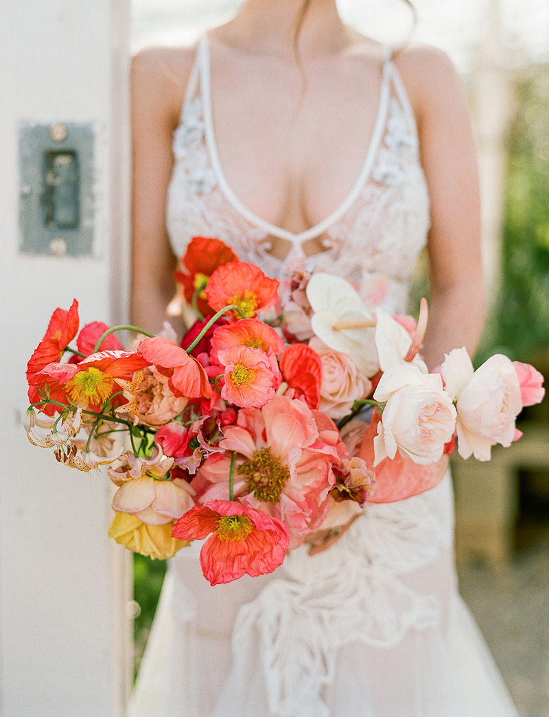 buque-com-flores-em-tons-coral