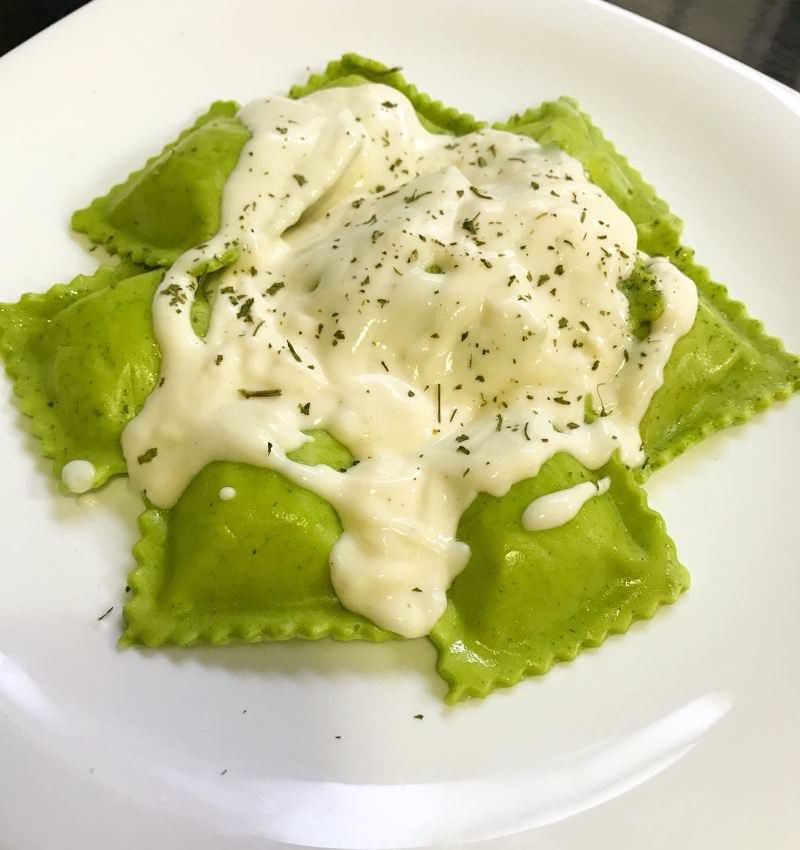 ravioli-de-massa-verde-recheado-com-shimeji-e-ricota-com-molho-bechamel-massas-gourmets-para-o-cardapio-do-casamento