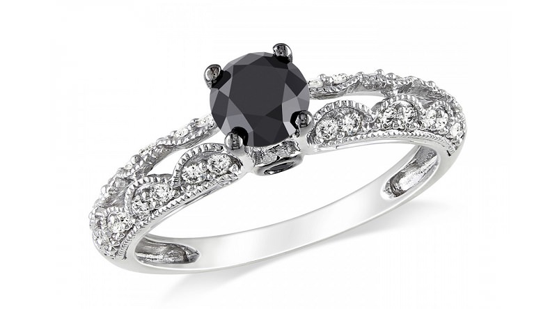 anel-de-noivado-em-ouro-branco-com-detalhe-rendado-e-diamante-negro-central