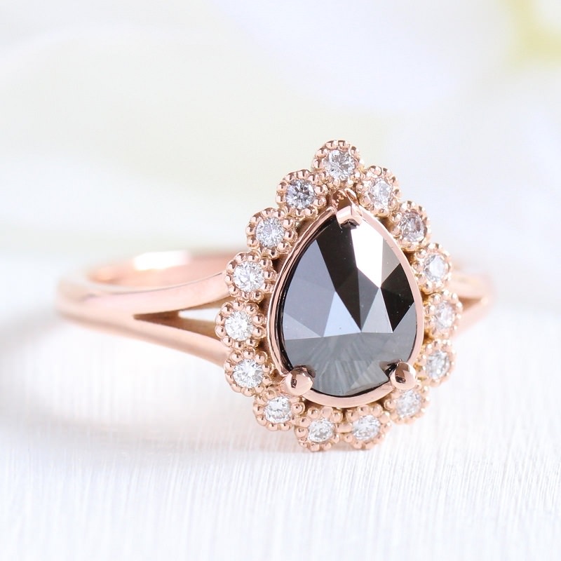 anel-de-noivado-modelo-rainha-com-diamantes-e-diamante-negro