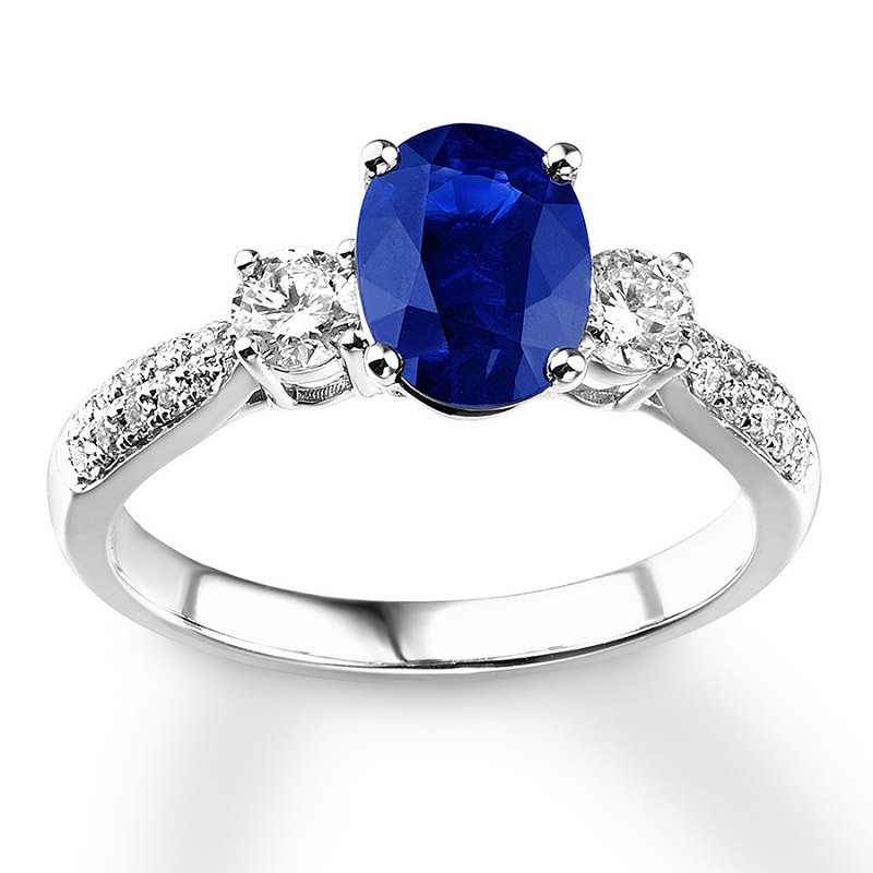 anel-de-noivado-tradicional-com-safira-azul-oval-e-diamantes