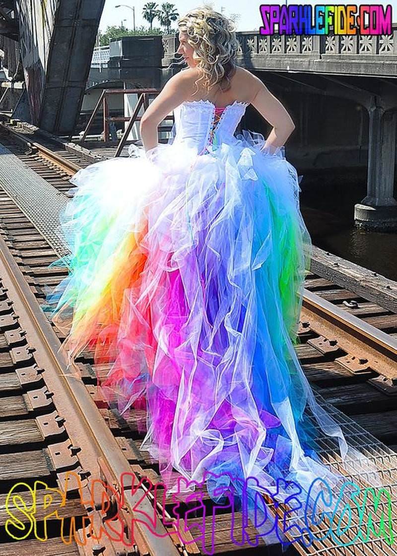 7-tendencia-unicornio-vestidos-de-noiva-nas-cores-do-arco-iris